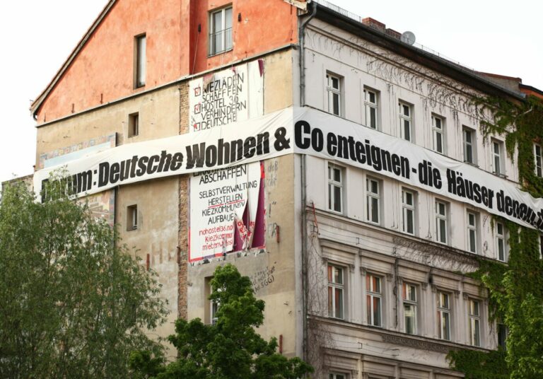 Transparent in Berlin mit der Aufschrift „Darum: Deutsche Wohnen & Co. enteignen“