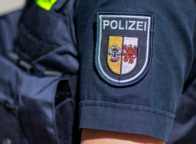 Landeswappen von Mecklenburg-Vorpommern auf einer Polizeiuniform Foto: picture alliance/dpa/dpa-Zentralbild | Jens Büttner
