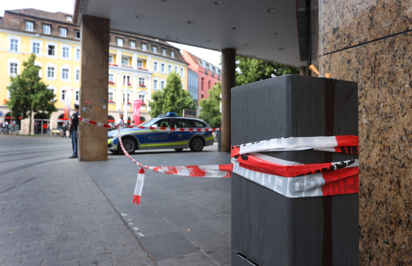 Tatort Würzburg: Der Messerangreifer, der im Juni drei Frauen tötete, ist älter als zunächst angenommen (Symbolbild) Foto: picture alliance/dpa | Karl-Josef Hildenbrand