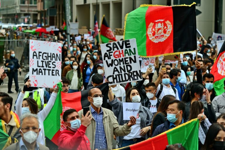 Demonstration für die Aufnahme von Afghanen in Frankfurt: Hunderte sollen kommen Foto: picture alliance / Daniel Kubirski | Daniel Kubirski