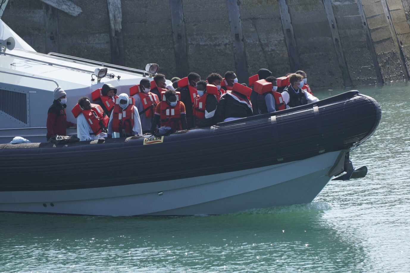 Die Küstenwache bringt Migranten in Britannien an Land: Damit soll Schluß sein Foto: picture alliance / ASSOCIATED PRESS | Jonathan Brady