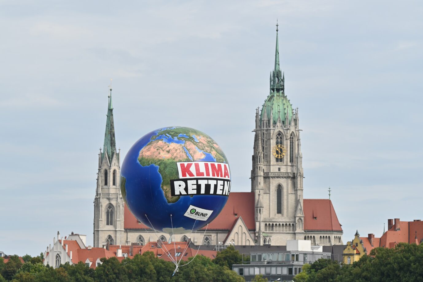 Ballon mit der Aufschrift „Klima Retten“ vor der St.-Paul-Kirche in München