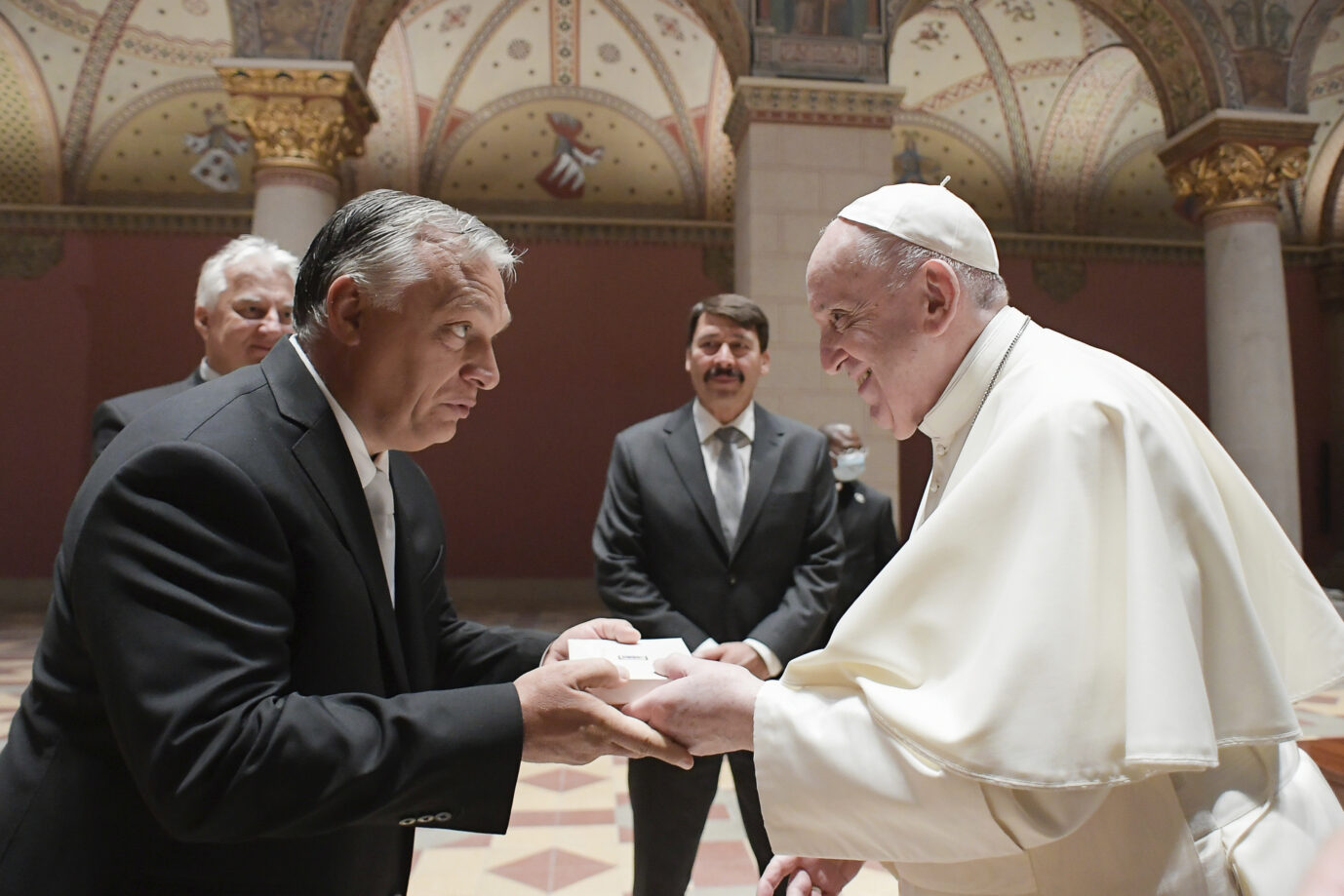 Papst Franziskus (r.) trifft Ungarns Ministerpräsident Viktor Orbán Foto: picture alliance / ASSOCIATED PRESS | Uncredited