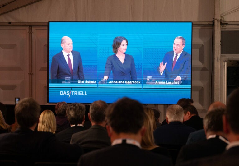 Die Kanzlerkandidaten Olaf Scholz (SPD), Annalena Baerbock (Grüne) und Armin Laschet (CDU) beim Dreikampf im öffentlich-rechtlichen Fernsehen