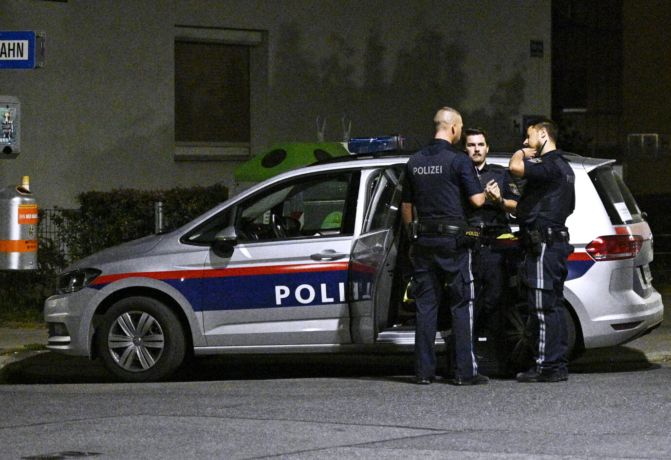 Polizisten am Tatort in Wien-Favoriten
