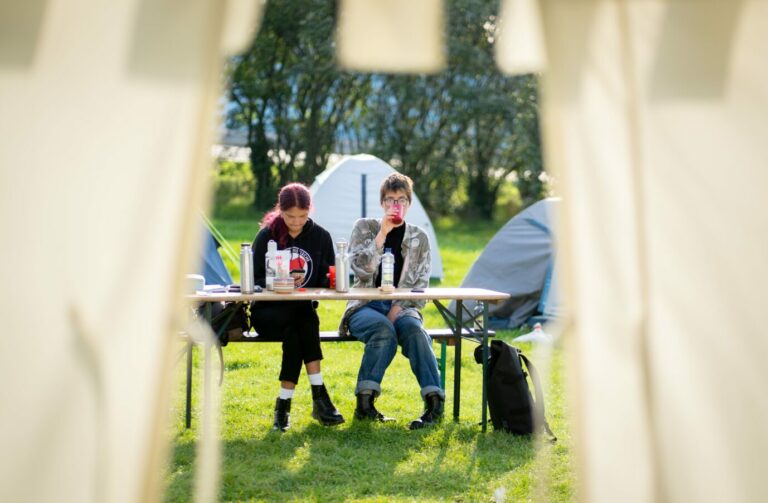 Zwei Teilnehmerinnen des Hungerstreiks sitzen im Protestcamp in Berlin Foto: picture alliance/dpa | Kay Nietfeld