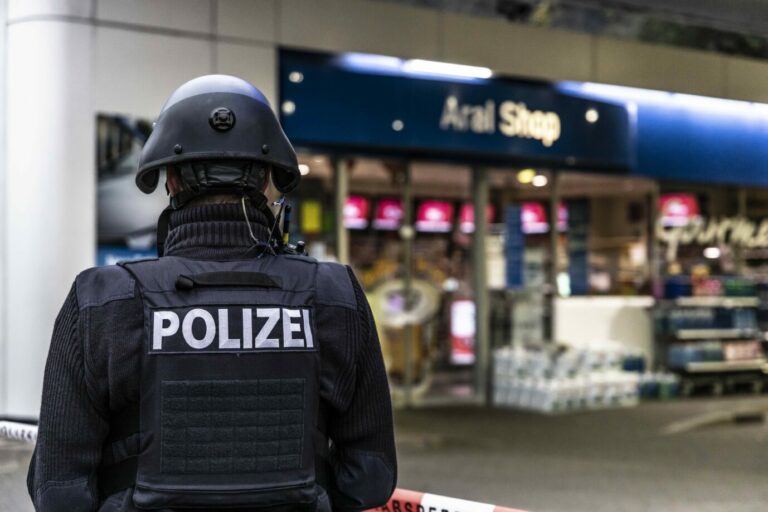 Die Polizei sichert den Tatort in der Tankstelle in Idar-Oberstein Foto: picture alliance/dpa/Foto Hosser | Christian Schulz