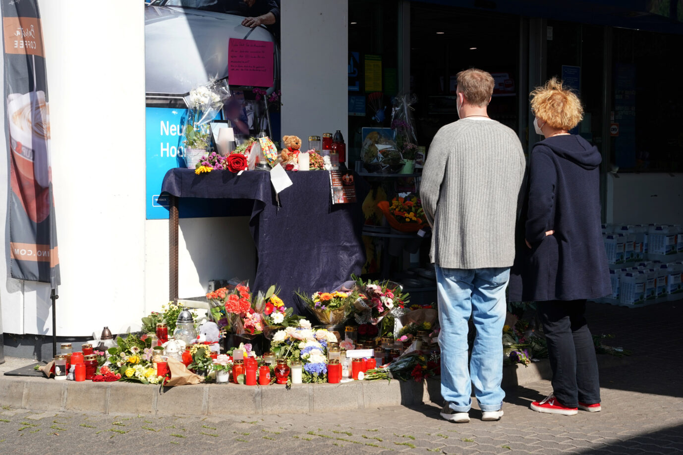Menschen legen Blumen am Tatort des Tankstellenmordes in Idar-Oberstein nieder Foto: picture alliance/dpa | Thomas Frey