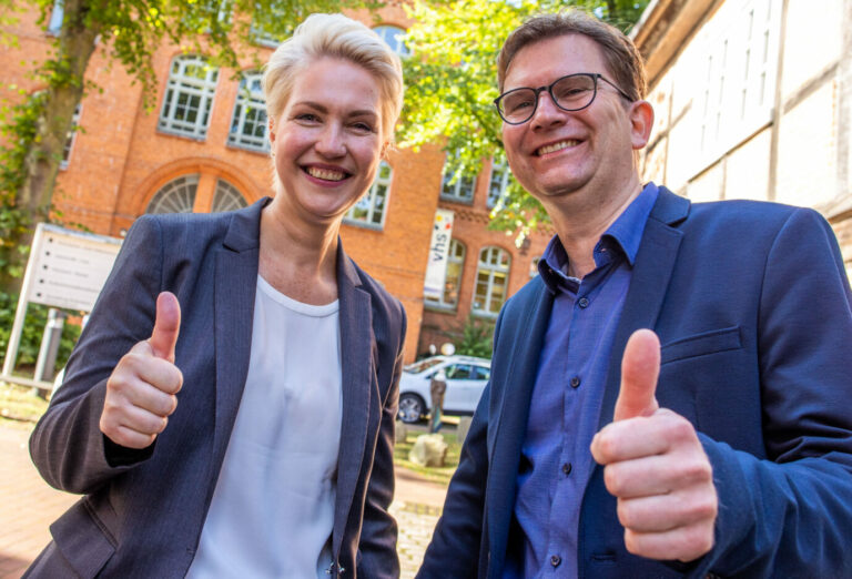 Mecklenburg-Vorpommerns Ministerpräsidentin Manuela Schwesig (SPD) mit ihrem Mann nach der Stimmabgabe Foto: picture alliance/dpa/dpa-Zentralbild | Jens Büttner