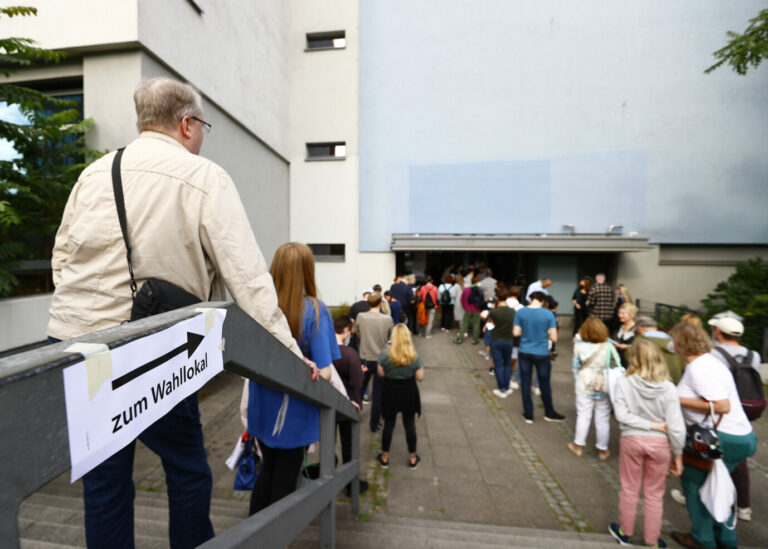 Wahlchaos: Vor einigen Berliner Wahllokalen bildeten sich lange Warteschlangen Foto: picture alliance / AA | Abdulhamid Hosbas