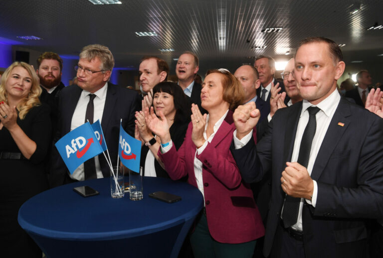 AfD-Spitzenkandidat Tino Chrupalla (r.) jubelt am Wahlabend über das Ergebnis seiner Partei Foto: picture alliance/dpa | Julian Stratenschulte
