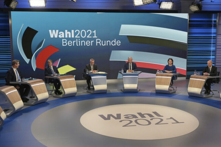 "Berliner Runde": Nach der Bundestagswahl beanspruchen CDU und SPD beide für sich, eine Regierung zu bilden Foto: picture alliance / ASSOCIATED PRESS | Sebastian Gollnow
