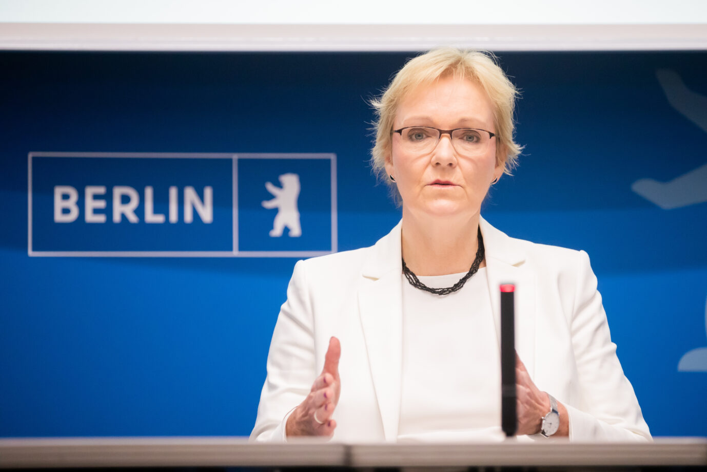 Die Berliner Landeswahlleiterin Petra Michaelis auf einer Pressekonferenz