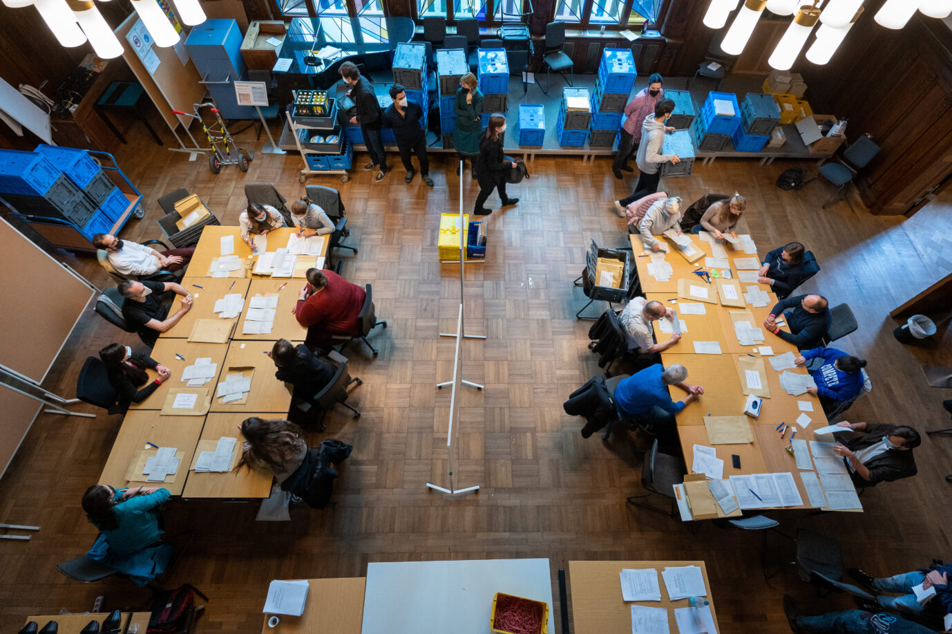 Wahlhelfer zählen die Stimmen im Rathaus des Berliner Bezirks Pankow aus Foto: picture alliance/dpa | Christophe Gateau