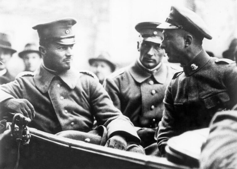 Der Freikorpsführer Hermann Ehrhardt (l.) umringt von seinen Männern Foto: picture alliance / akg-images | akg-images
