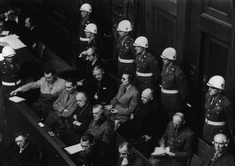 Blick auf die Anklagebank des Nürnberger Prozesses: Der Vorwurf der Siegerjustiz wurde laut Foto: picture-alliance / akg-images | akg-images