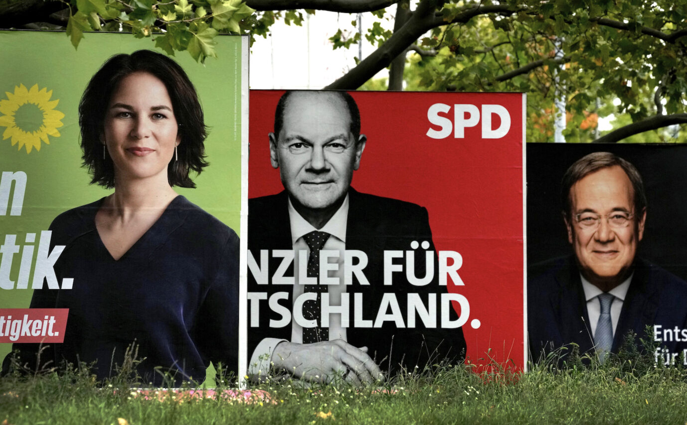 Plakate der Kanzlerkandidaten: Protagonisten im Wahlkampfdrehbuch Foto: picture alliance / ASSOCIATED PRESS | Michael Sohn