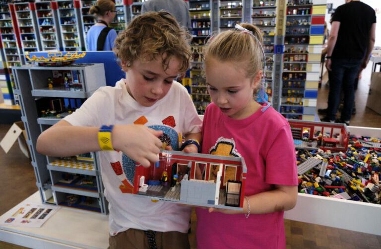 Mädchen und Jungen sollen gleichermaßen mit Lego spielen, wünscht sich der Spielzeughersteller Foto: picture alliance/AP Photo | Jens Dige