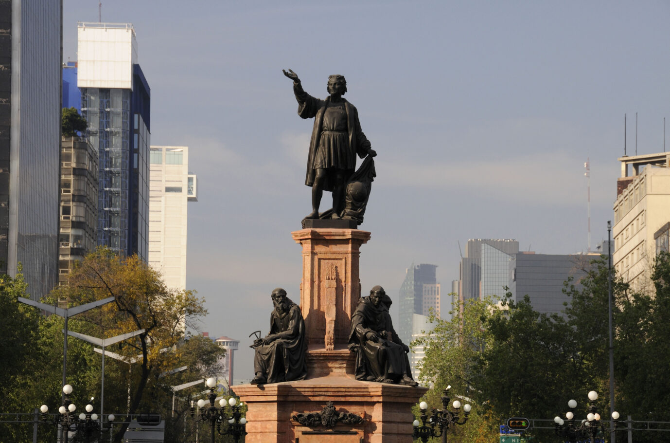 Kolumbus-Statue in Mexiko-Stadt: Der Entdecker ist wegen seines Umgangs mit Eingeborenen umstritten (Archivbild) Foto: picture alliance / imageBROKER | Crossland, D.