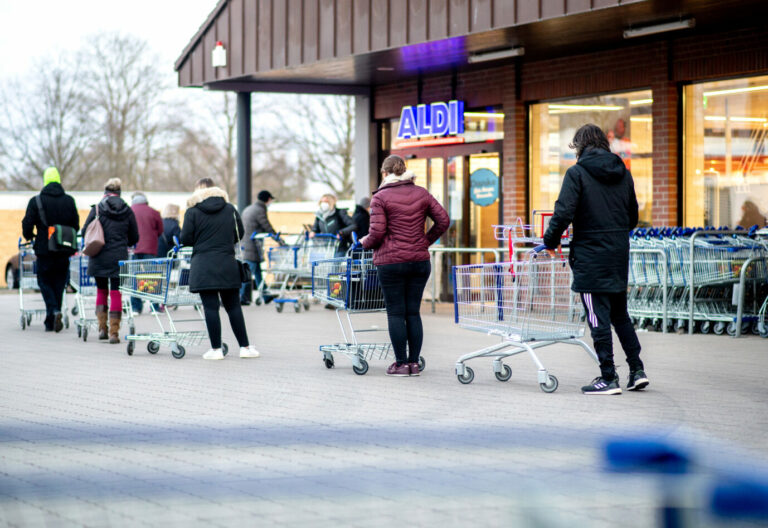 Kunden warten in der Corona-Pandemie vor einem Supermarkt: In Hessen können Einzelhändler nun Ungeimpfte aussperren Foto: picture alliance/dpa | Hauke-Christian Dittrich