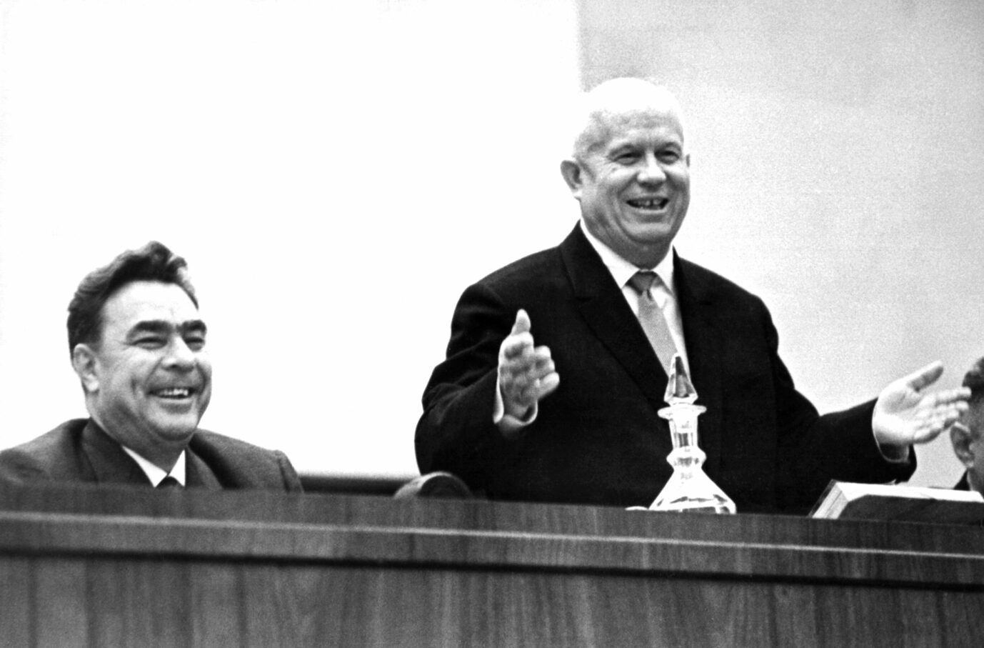 Der sowjetische Ministerpräsident Nikita Chruschtschow (r.) und der Vorsitzende des Präsidiums des Obersten Sowjet, Leonid Breschnew Foto: picture-alliance / dpa | Novosti