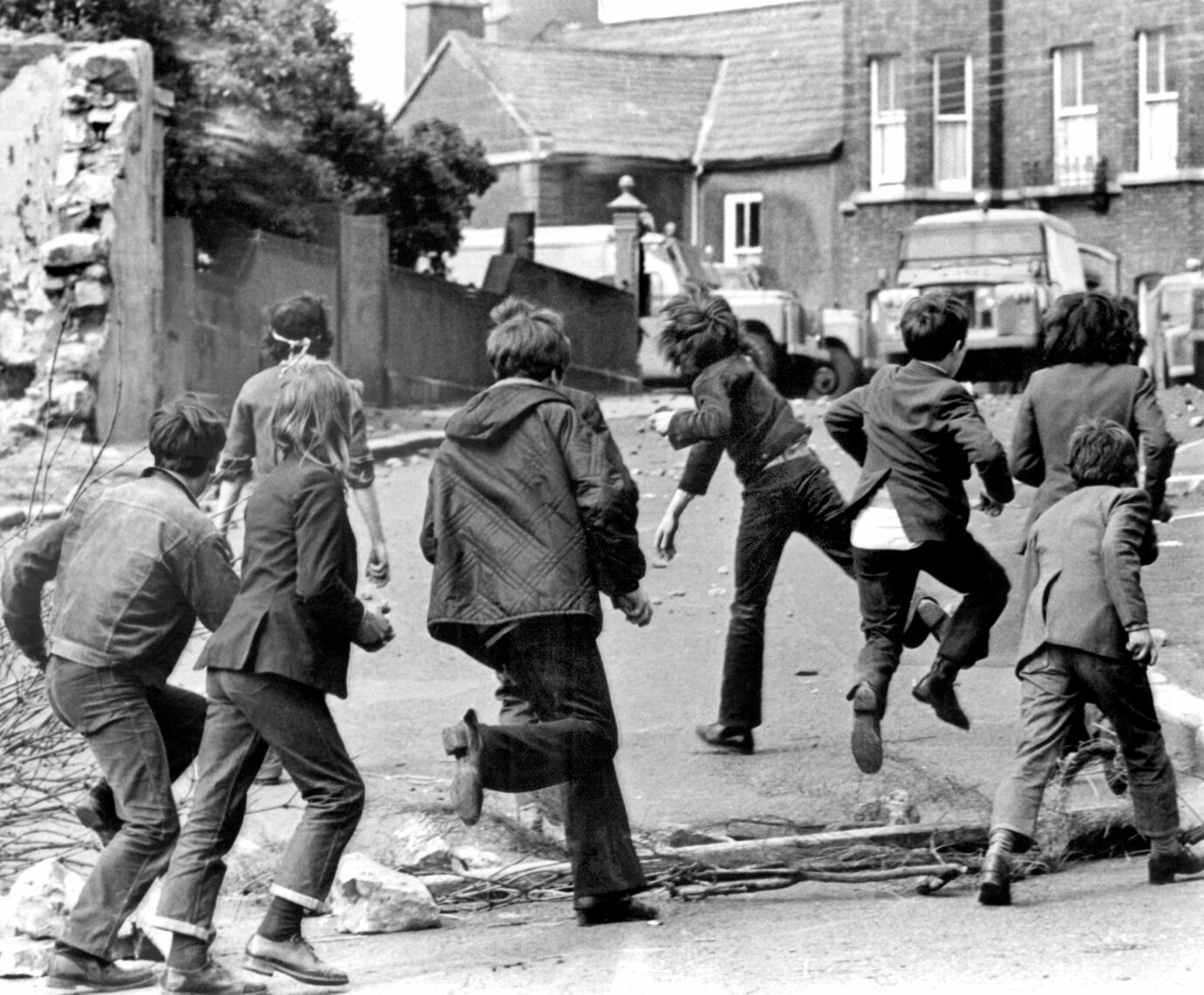 Nordirische Kinder und Jugendliche werfen Steine auf Fahrzeuge der britischen Armee: Der Nordirlandkonflikt verschärfte sich 1971 Foto: picture-alliance / dpa | UPI
