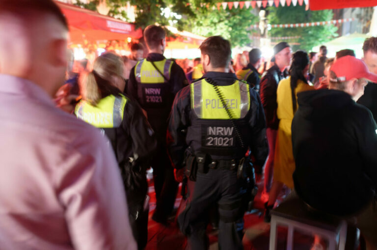 Polizisten in der Düsseldorfer Altstadt