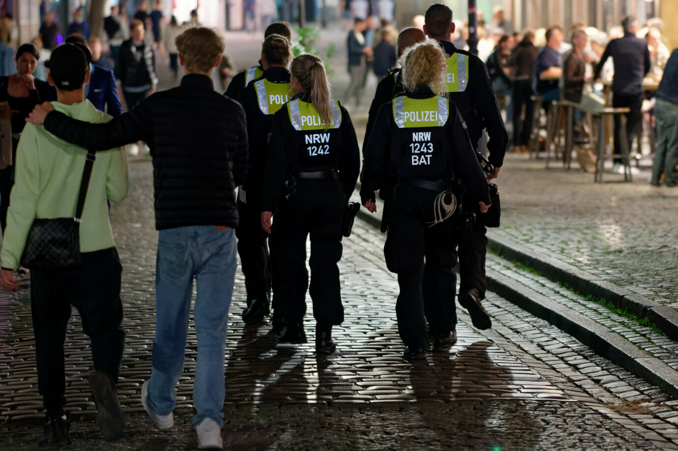 Polizisten patrouillieren durch die Düsseldorfer Altstadt Foto: picture alliance/dpa | Henning Kaiser