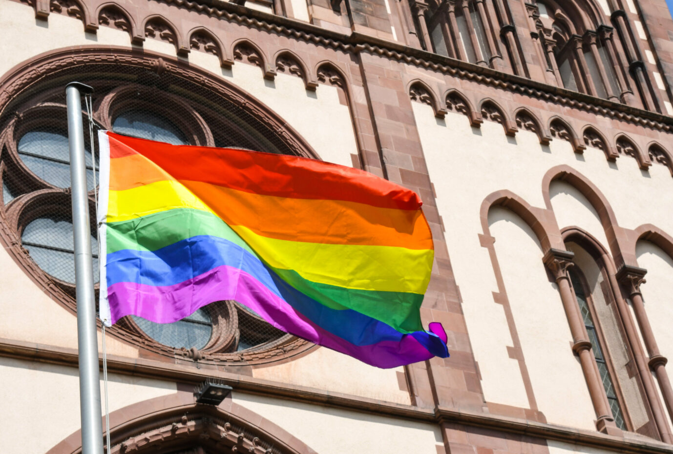 Regenbogenfahne vor Kirche: Die Katholische junge Gemeinde gendert "Gott*" (Symbolbild) Foto: picture alliance / Winfried Rothermel | Winfried Rothermel
