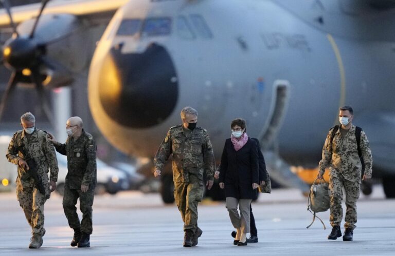Verteidigungsministerin Annegret Kramp-Karrenbauer (CDU) mit Soldaten aus dem Afghanistan-Einsatz