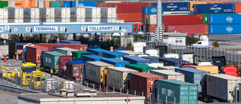 LKWs im Hamburger Hafen: Der Bundesverband mittelständische Wirtschaft befürchtet wegen des hohen Dieselpreises eine Wirtschaftskrise Foto: picture alliance/dpa | Markus Scholz