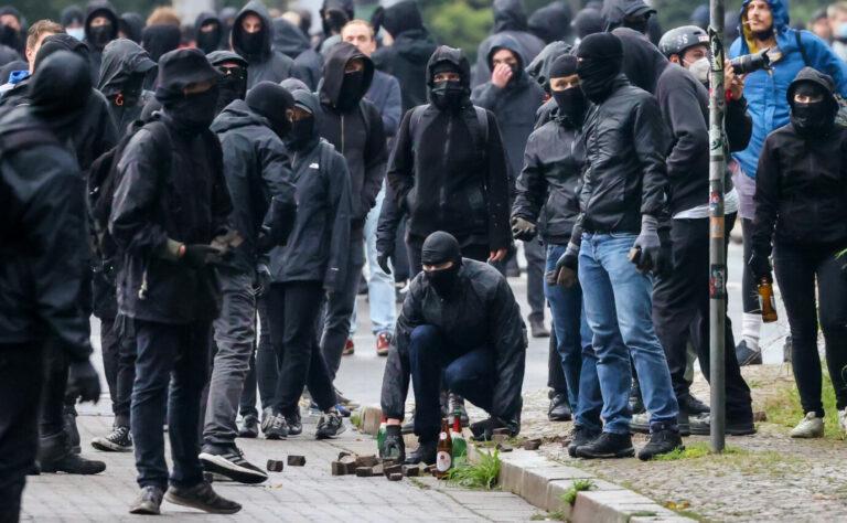 Angriffe auf Menschen: Linksextremisten in Leipzig. Foto: picture alliance/dpa