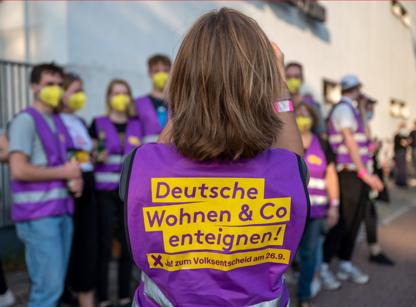 Anhänger der Initiative "Deutsche Wohnen enteignen" feiern ihren Erfolg beim Volksentscheid Foto: picture alliance/dpa/dpa-Zentralbild | Monika Skolimowska
