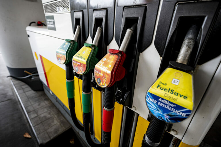 Die Kosten für Diesel und Benzin steigen weiter (Symbolbild) Foto: picture alliance/dpa | Fabian Sommer