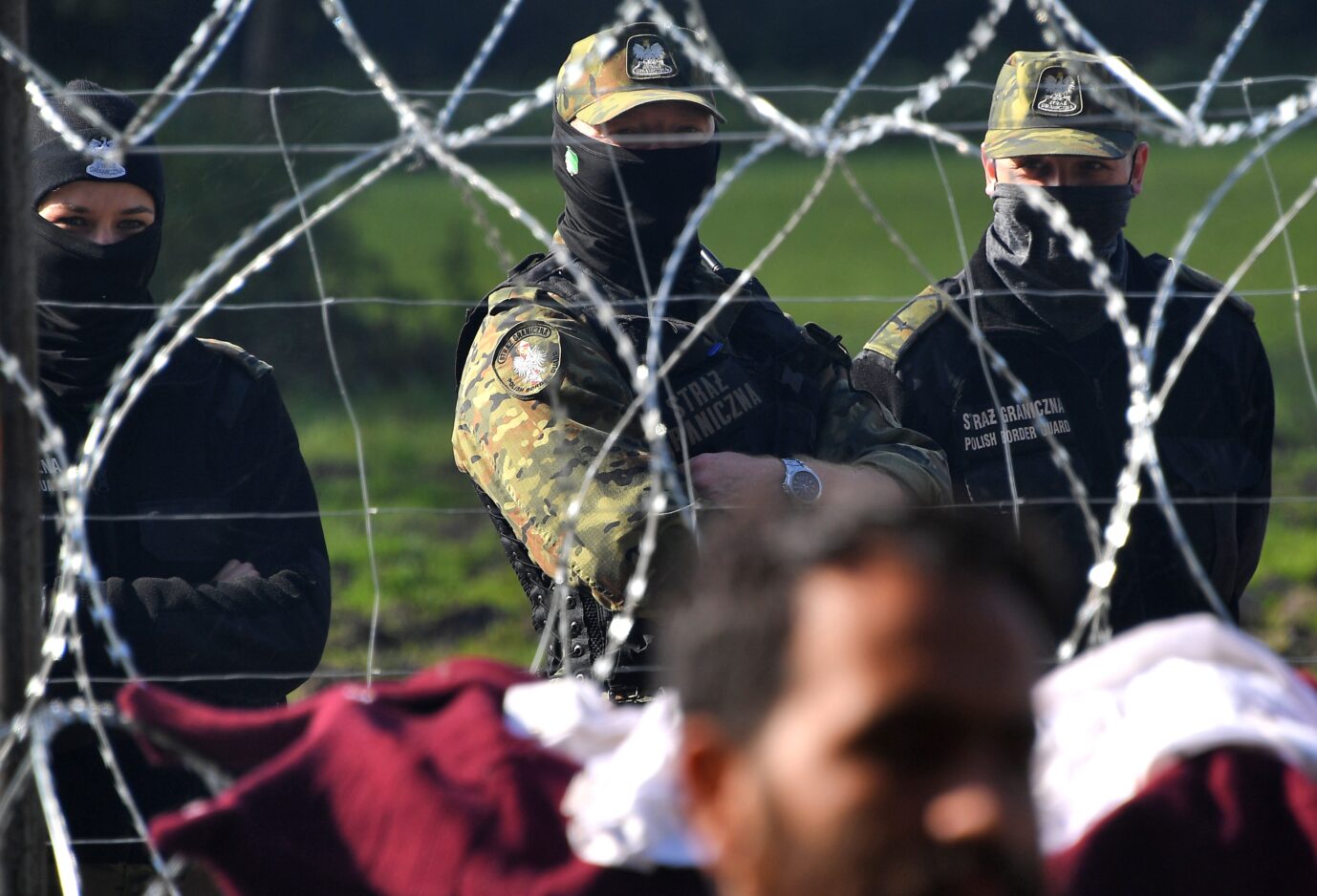 Polnische Grenzer bewachen festgesetzt Migranten an der Ostgrenze des Landes Foto: picture alliance/dpa/Sputnik | Viktor Tolochko