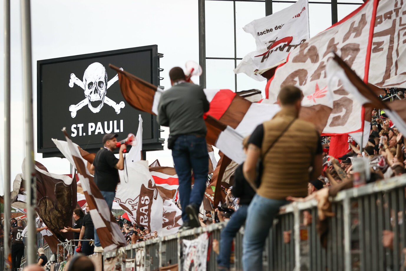 Fans des Fußballzweitligisten FC St. Pauli während des Heimspiels gegen Dynamo Dresden Foto: picture alliance/dpa | Christian Charisius