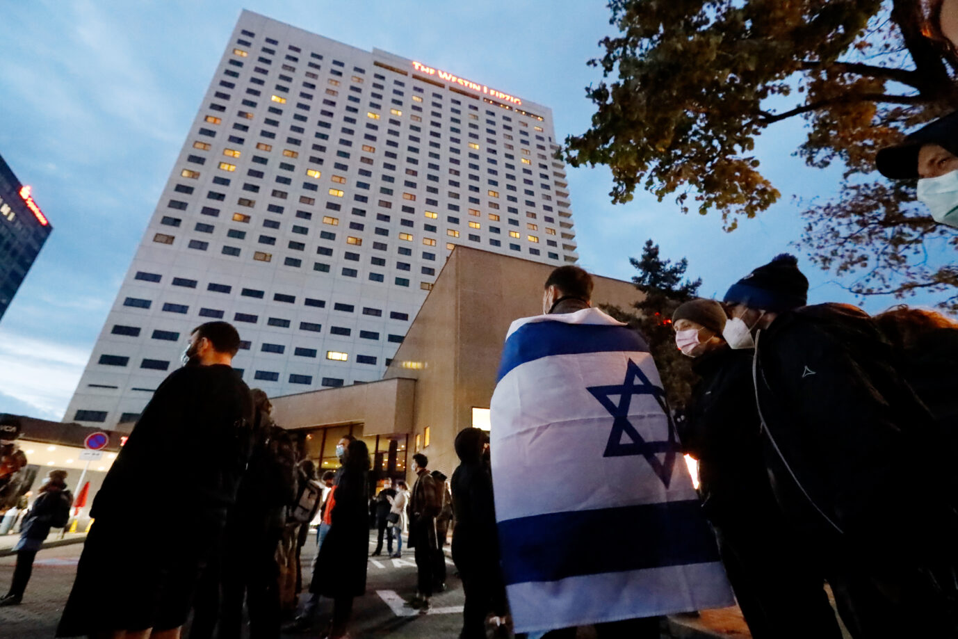 Teilnehmer einer Demonstration gegen Antisemitismus vor dem Westin Hotel Leipzig Foto: picture alliance/dpa | Dirk Knofe