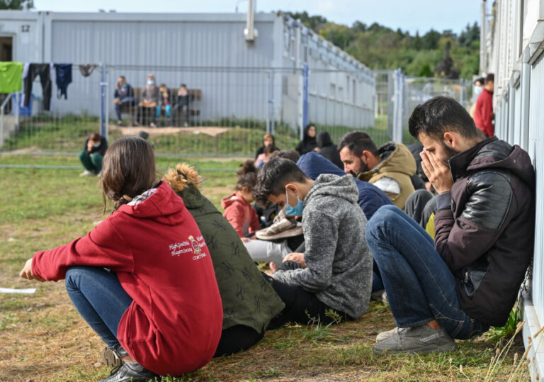 Migranten sitzen in einer Aufnahmestelle für Asylbewerber in Brandenburg Foto: picture alliance/dpa/dpa-Zentralbild | Patrick Pleul
