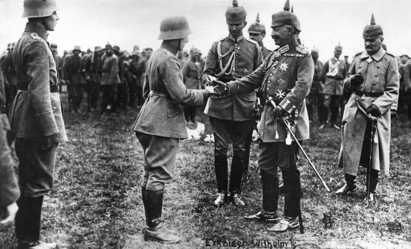 Kaiser Wilhelm II. verleiht während des Ersten Weltkriegs Auszeichnungen an seine Soldaten Foto: picture alliance / Mary Evans Picture Library | -