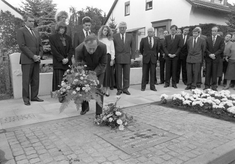 Kranzniederlegung für den von der RAF ermordeten Diplomaten Gerold von Braunmühl am Tatort Foto: picture-alliance/ dpa | Peter Popp