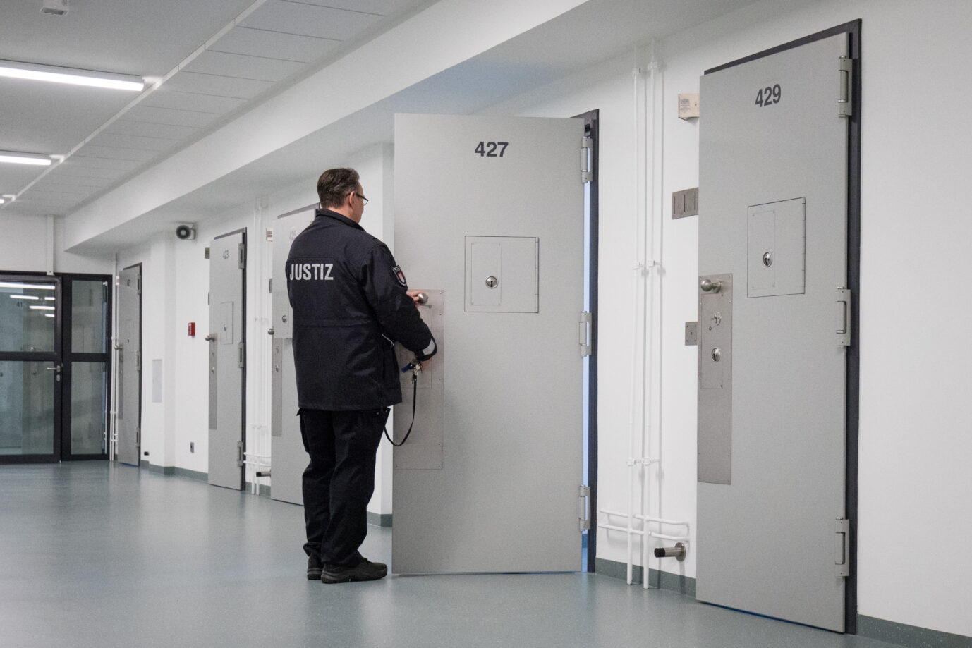 In Hamburg gibt es mehr offene Haftbefehle als Gefängnisplätze (Symbolbild) Foto: picture alliance / Christian Charisius/dpa | Christian Charisius