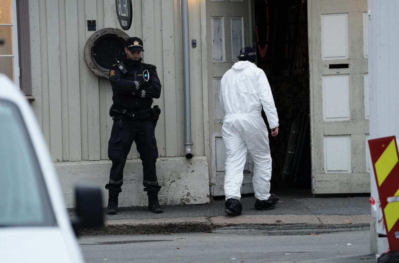 Die Polizei sucht nach dem Anschlag in Norwegen durch einen Islam-Konvertiten nach Spuren und Beweisen Foto: picture alliance / ASSOCIATED PRESS | Terje Bendiksby