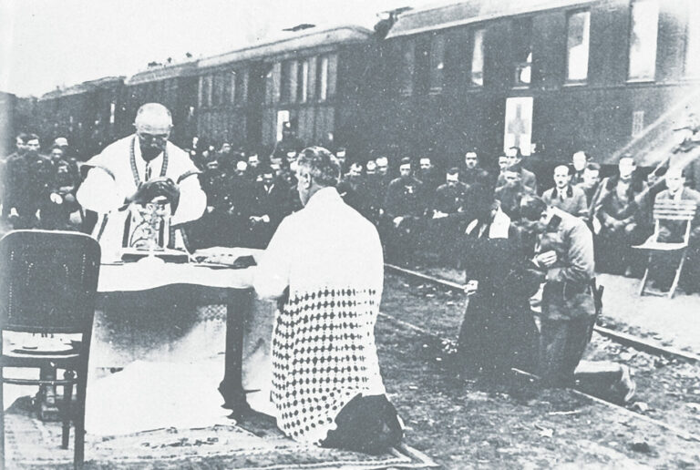 Kaiser Karl und I. und seine Frau Zita (rechts, betend) bei einem provisorischen Gottesdienst während des zweiten Restaurationsversuchs in Ungarn