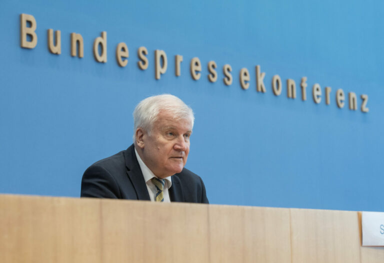 Der scheidende Bundesinnenminister Horst Seehofer (CSU) warnt vor unbegrenzter Migration Foto: picture alliance/dpa | Christophe Gateau