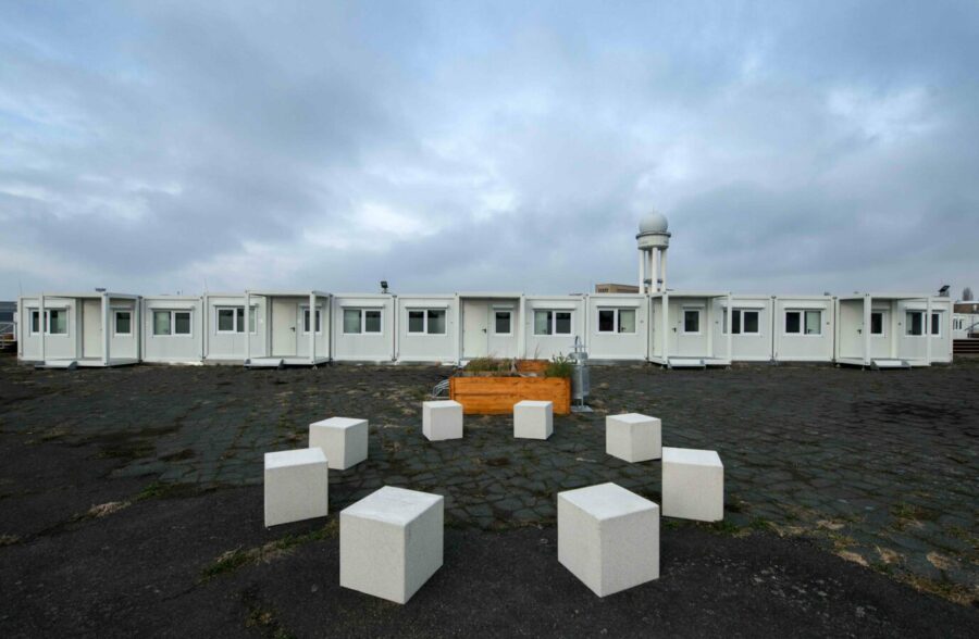 Wohncontainer auf dem Gelände des ehemaligen Flughafens Tempelhof. Foto: Bernd von Jutrczenka/dpa ++