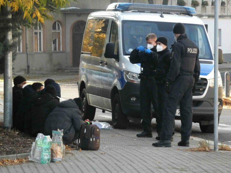 Bundespolizisten stehen vor Flüchtlingen, die an der deutsch-polnischen Grenze gestoppt wurden Foto: picture alliance/dpa/Steil TV | Steil TV