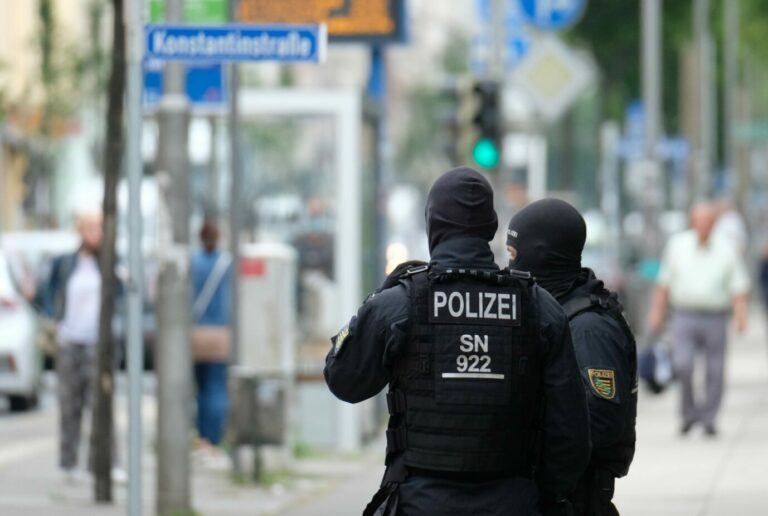 Polizisten bei einer Razzia in Leipzig Foto: picture alliance/dpa/dpa-Zentralbild | Sebastian Willnow