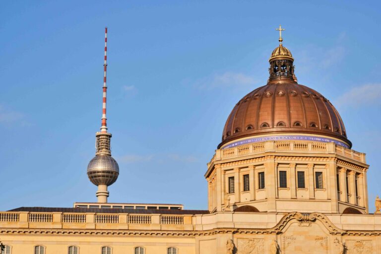 Die Kuppel des wiederaufgebauten Berliner Stadtschlosses und der Berliner Fernsehturm Foto: picture alliance / Zoonar | elxeneize