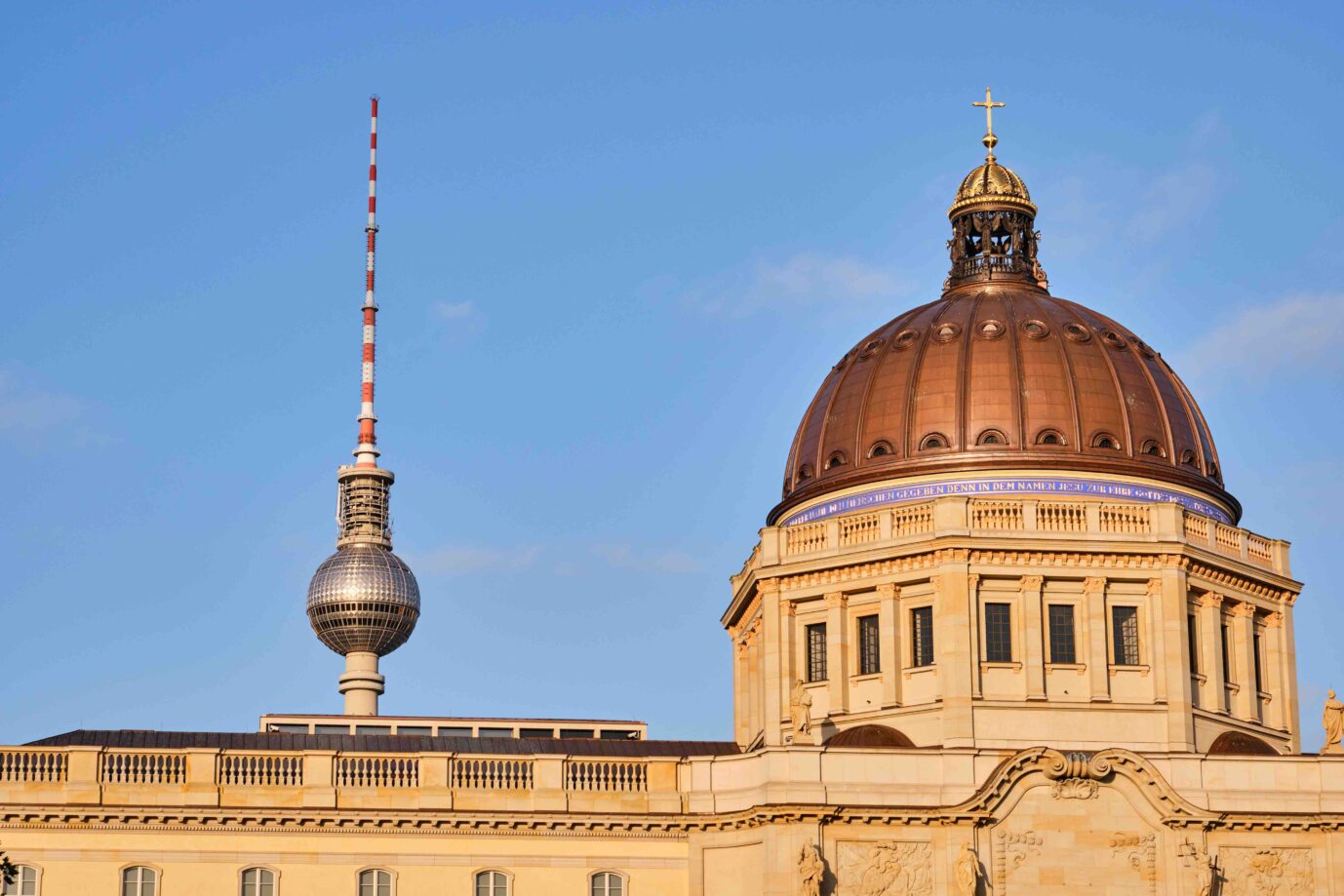 Die Kuppel des wiederaufgebauten Berliner Stadtschlosses und der Berliner Fernsehturm Foto: picture alliance / Zoonar | elxeneize