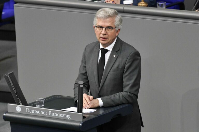 Andrew Ullmann in der 213. Sitzung des Deutschen Bundestages Foto: picture alliance / Geisler-Fotopress | Frederic Kern/Geisler-Fotopress